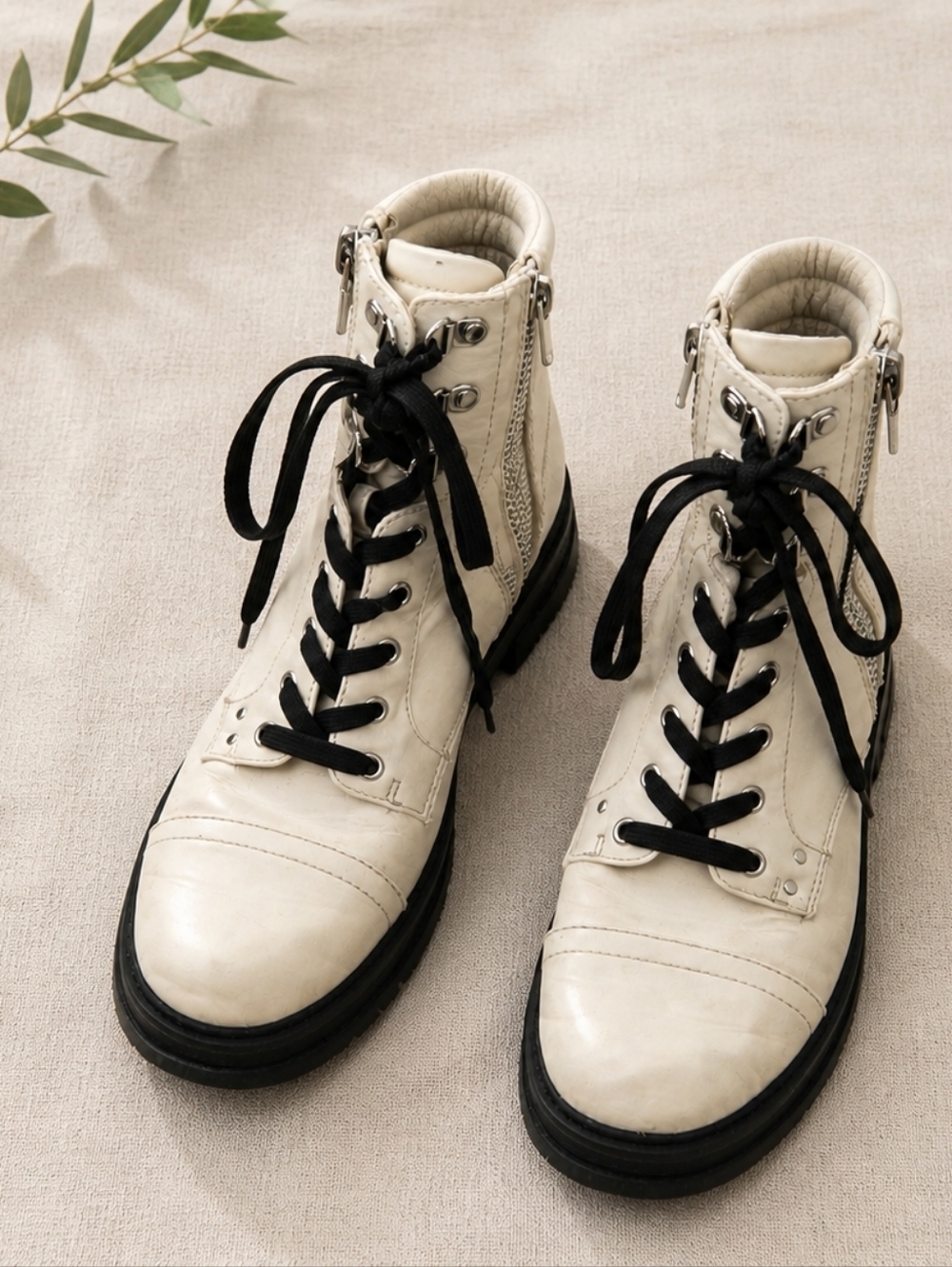 9 West Cream Combat Chucky Lug Moto Sole Lace Up Boots. Ladies 10m